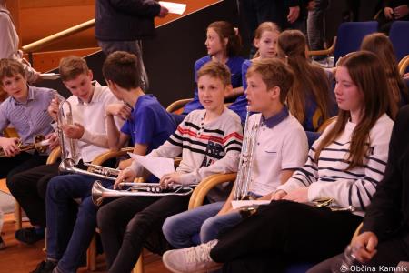 A me slišiš Pet čevljev merim, palcev pet (5)